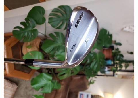 Golf Clubs for sale: Two Hybrid and one Wedge (Mizuno/Calloway)